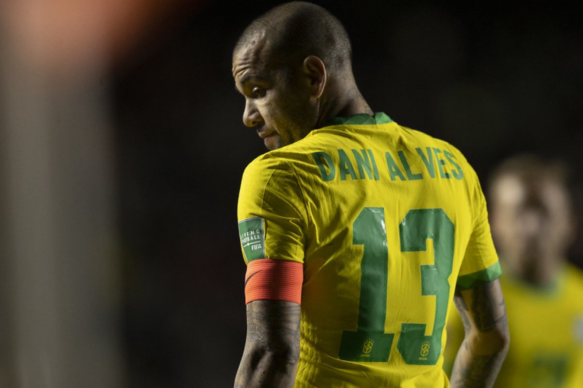 Feriado antecipa primeira visita de Daniel Alves à Justiça após soltura