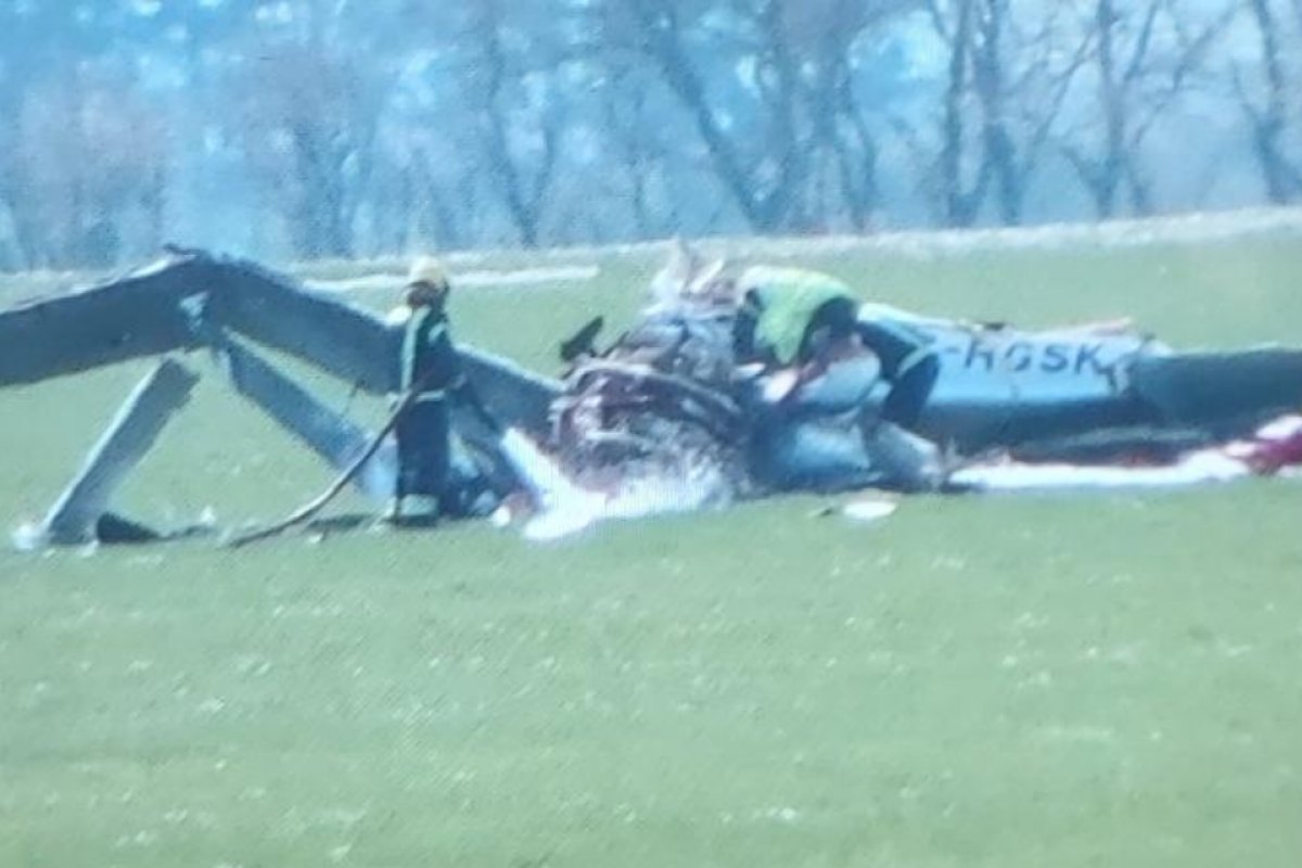 Avião particular cai em área de pouso de museu e piloto morre na Inglaterra
