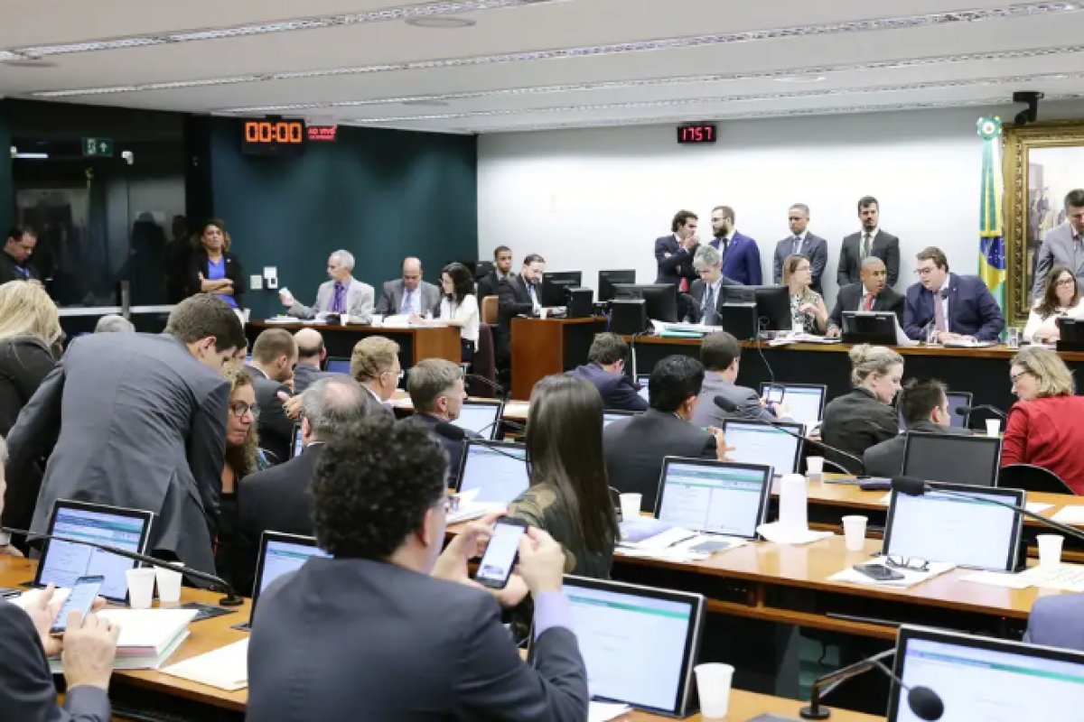 CCJ aprova projeto que eleva pena para estelionato contra pessoas vulneráveis