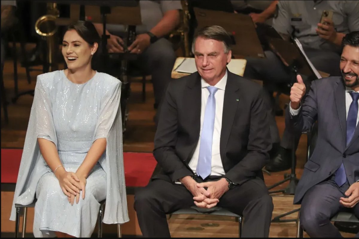 Prefeitura de SP é multada em R$ 50 mil por homenagem a Michelle no Theatro Municipal