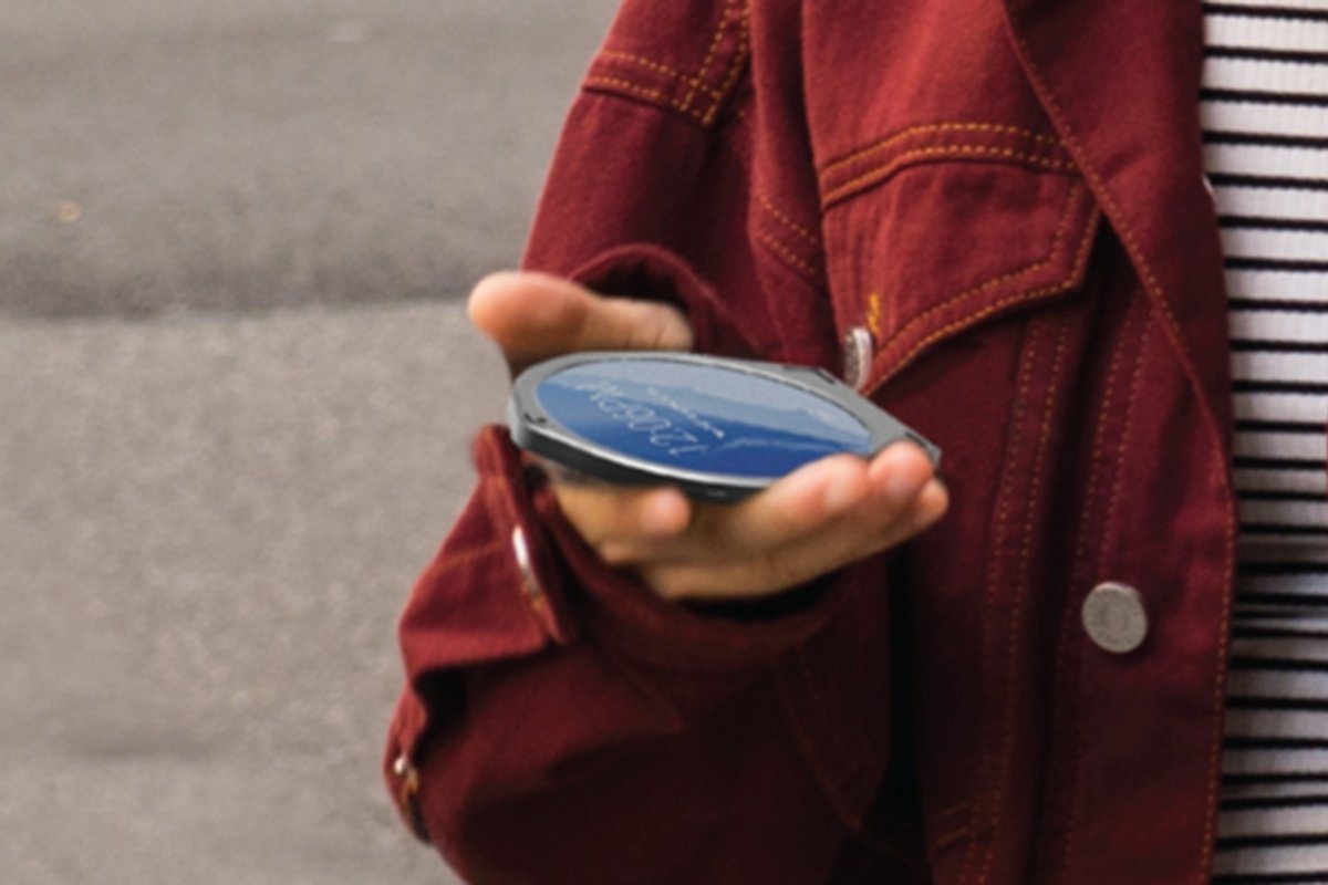 Startup lança modelo de celular redondo durante feira de eletrônicos