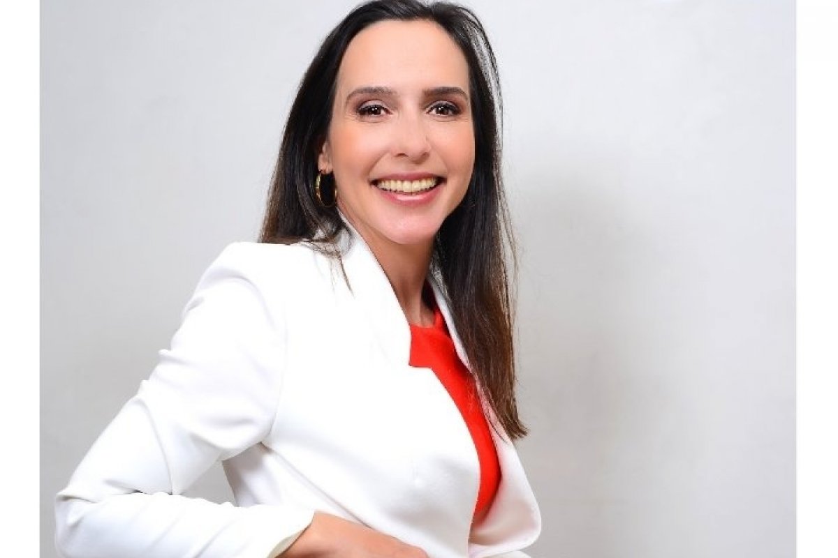 Dermatologista Gabriella Albuquerque chama a atenção, na web, com série "Menopausa sem Pausa"!