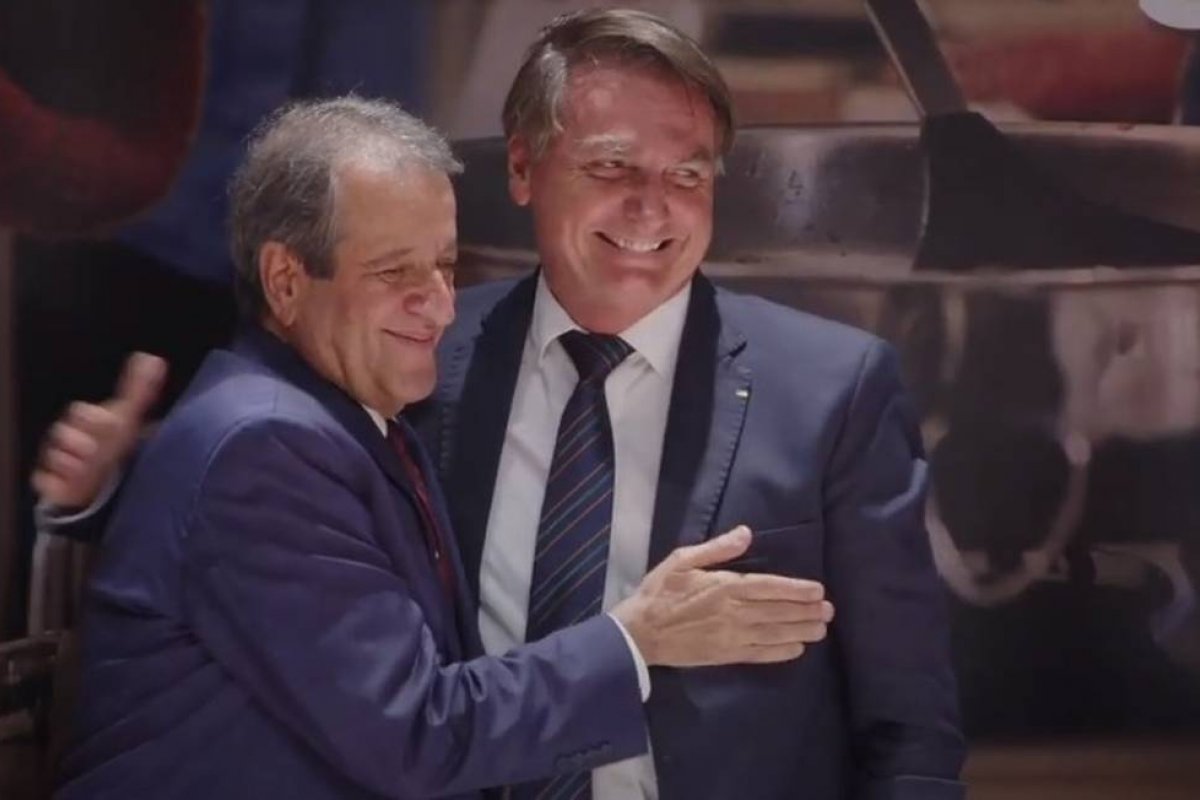 Bolsonaro e Valdemar se revezam em palco do PL para evitar descumprir ordem de Moraes