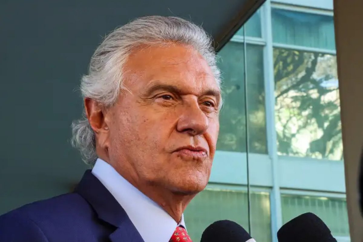 “Preferiu lá ao Morro do Alemão”, diz Caiado sobre Bolsonaro na Embaixada da Hungria