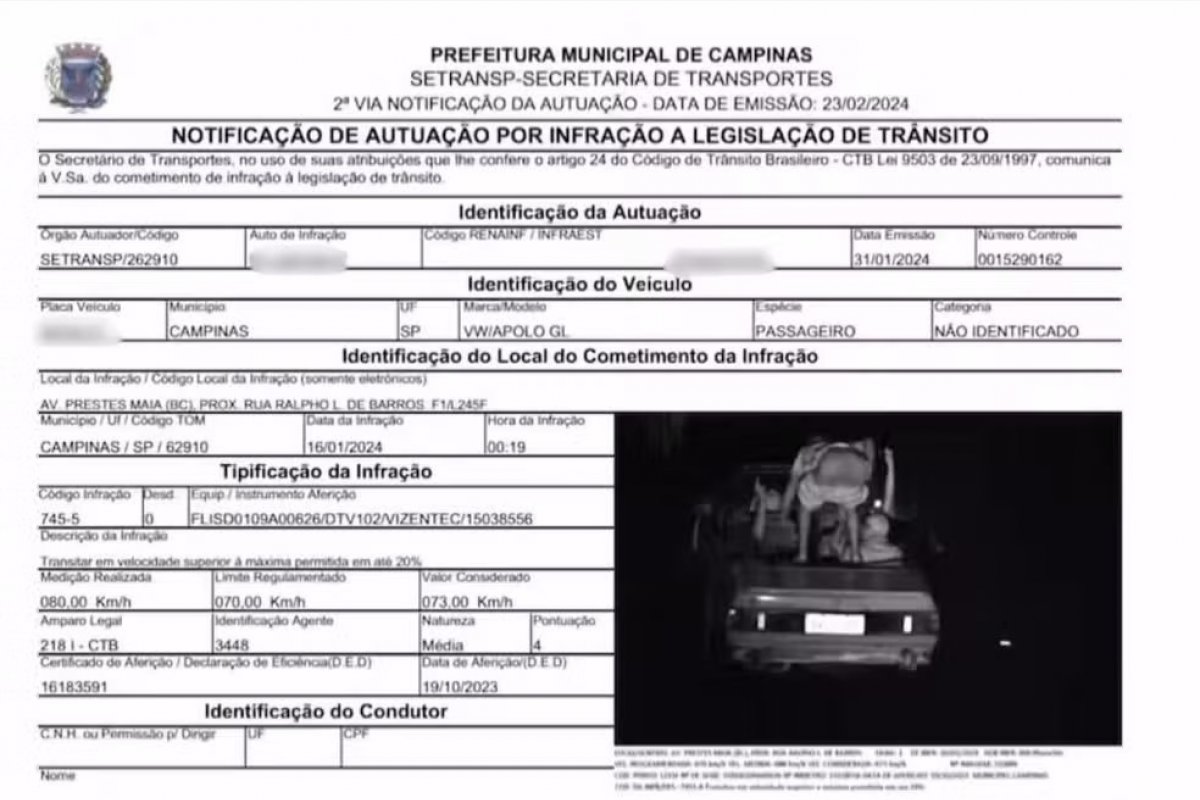 Passageiro em carro é flagrado abaixando as calças diante de radar registrando cena em multa por excesso de velocidade