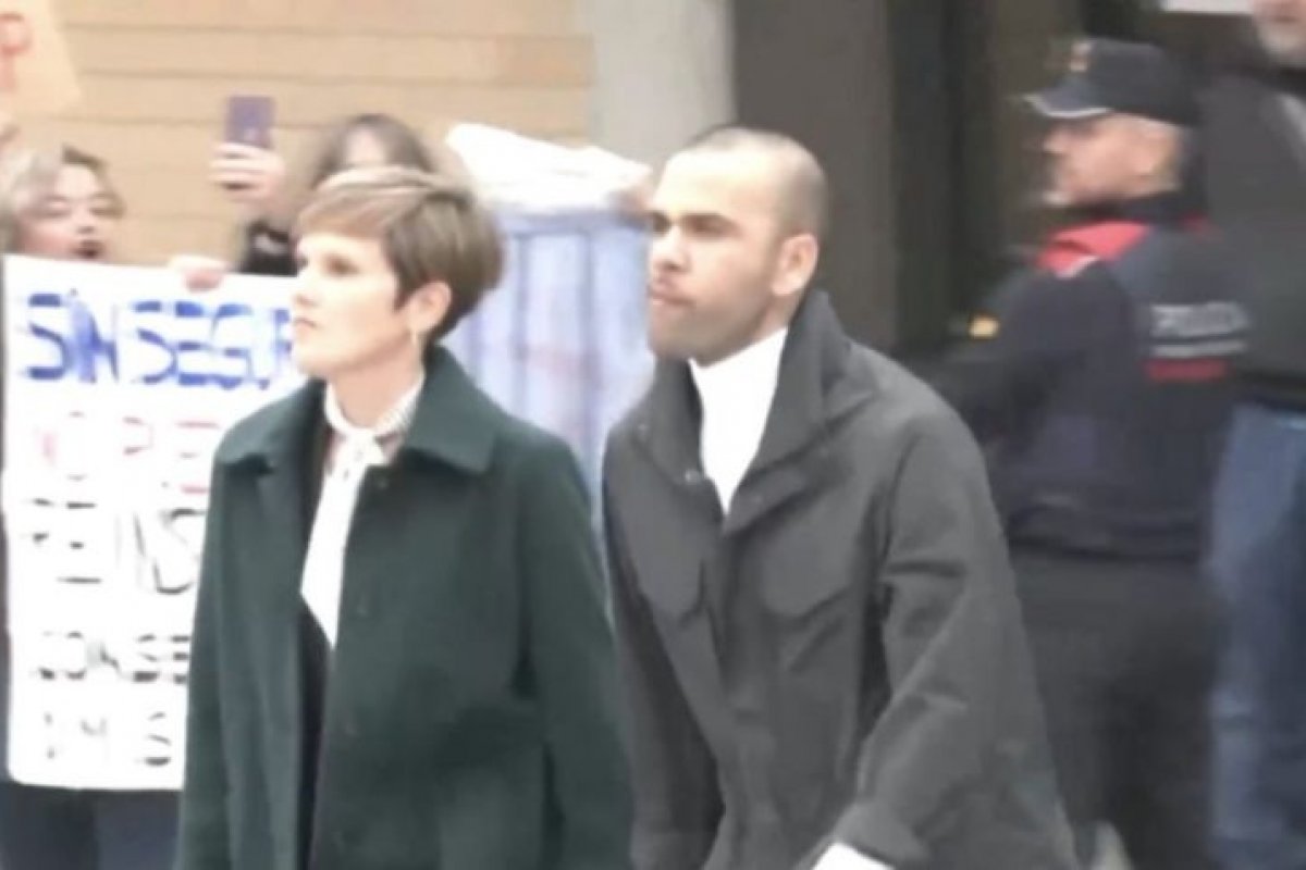 Daniel Alves organiza festa poucas horas após deixar prisão na Espanha, diz jornal