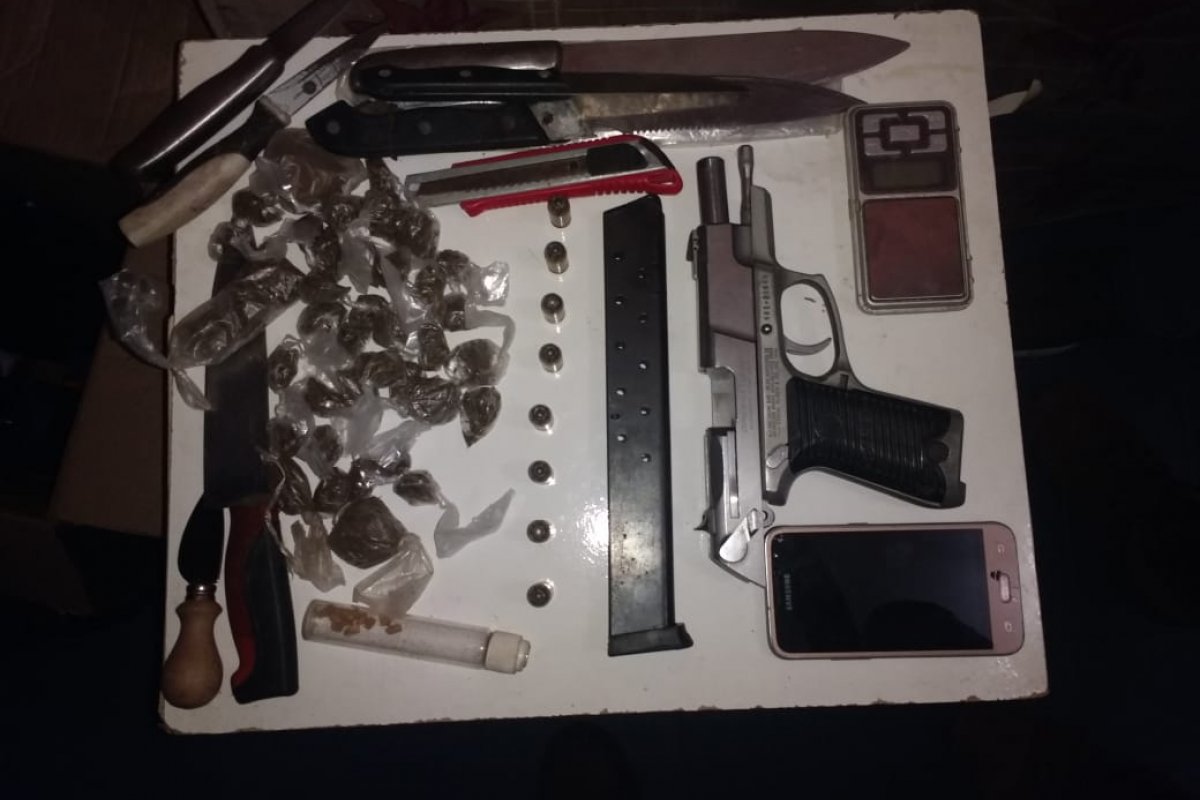 Operação da polícia apreende armas com suspeito de tráfico de drogas em bairro de Salvador