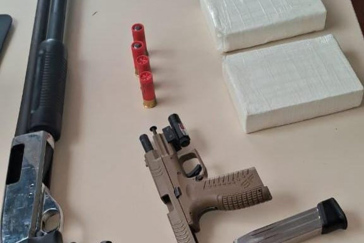 Polícia Militar apreende armas e cocaína em Feira de Santana