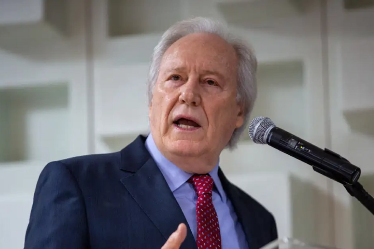 PF faz operação contra suspeito de criar perfil falso de Lewandowski no Instagram