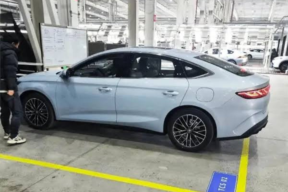 Concorrente do Corolla híbrido, sedã da BYD surge sem disfarces na China