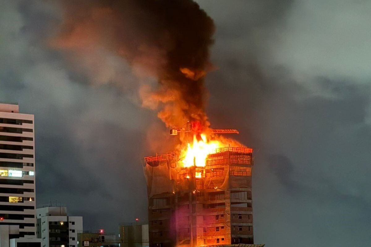 Vídeo: Incêndio de grandes proporções atinge prédio em construção no Recife