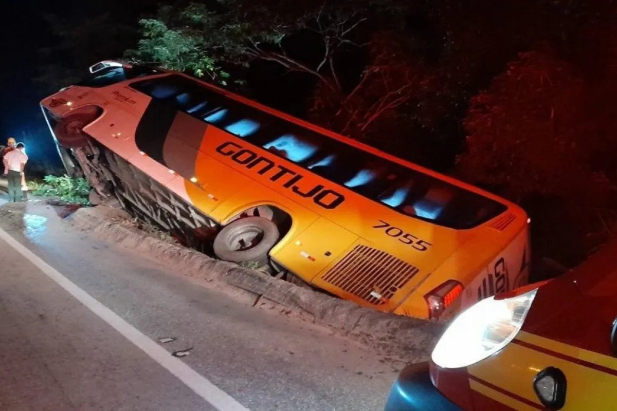 Com mais de 20 passageiros, ônibus tomba em rodovia de MG