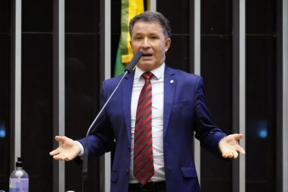 Deputado federal se envolve em acidente com caminhão e dois veículos