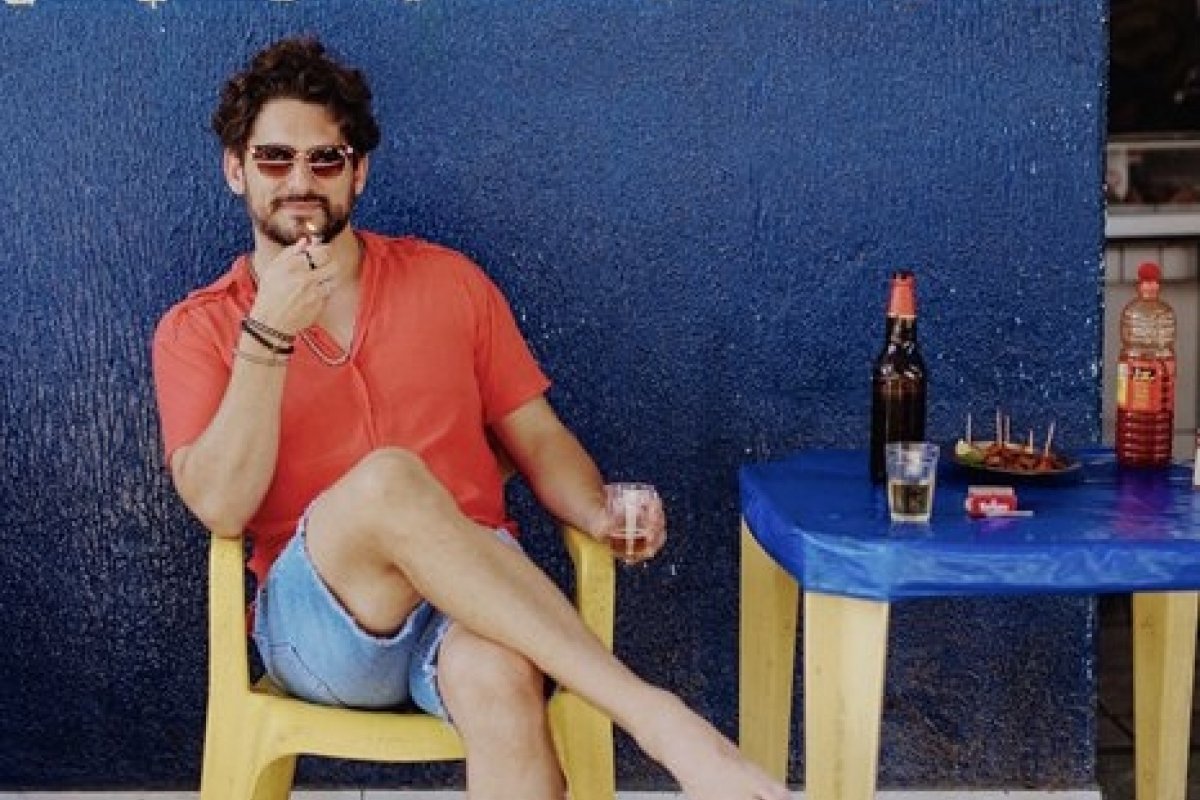 Matheus Brant traz influências do pagode baiano em novo single “O Short Jeans”!