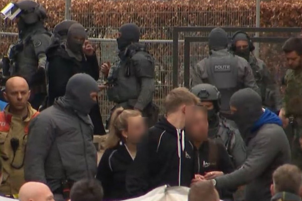 Homem armado faz reféns em estabelecimento na Holanda