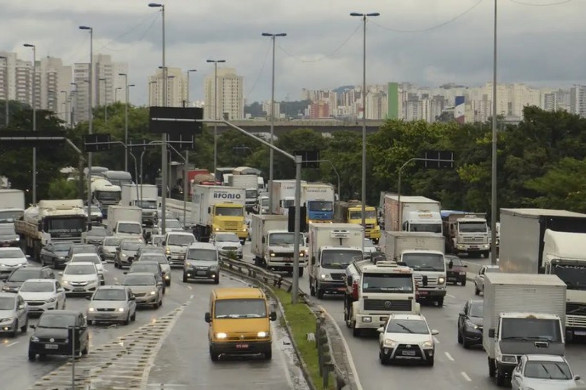 Prazo para motoristas de vans, ônibus e caminhões colocarem em dia o exame toxicológico encerra neste domingo (31)