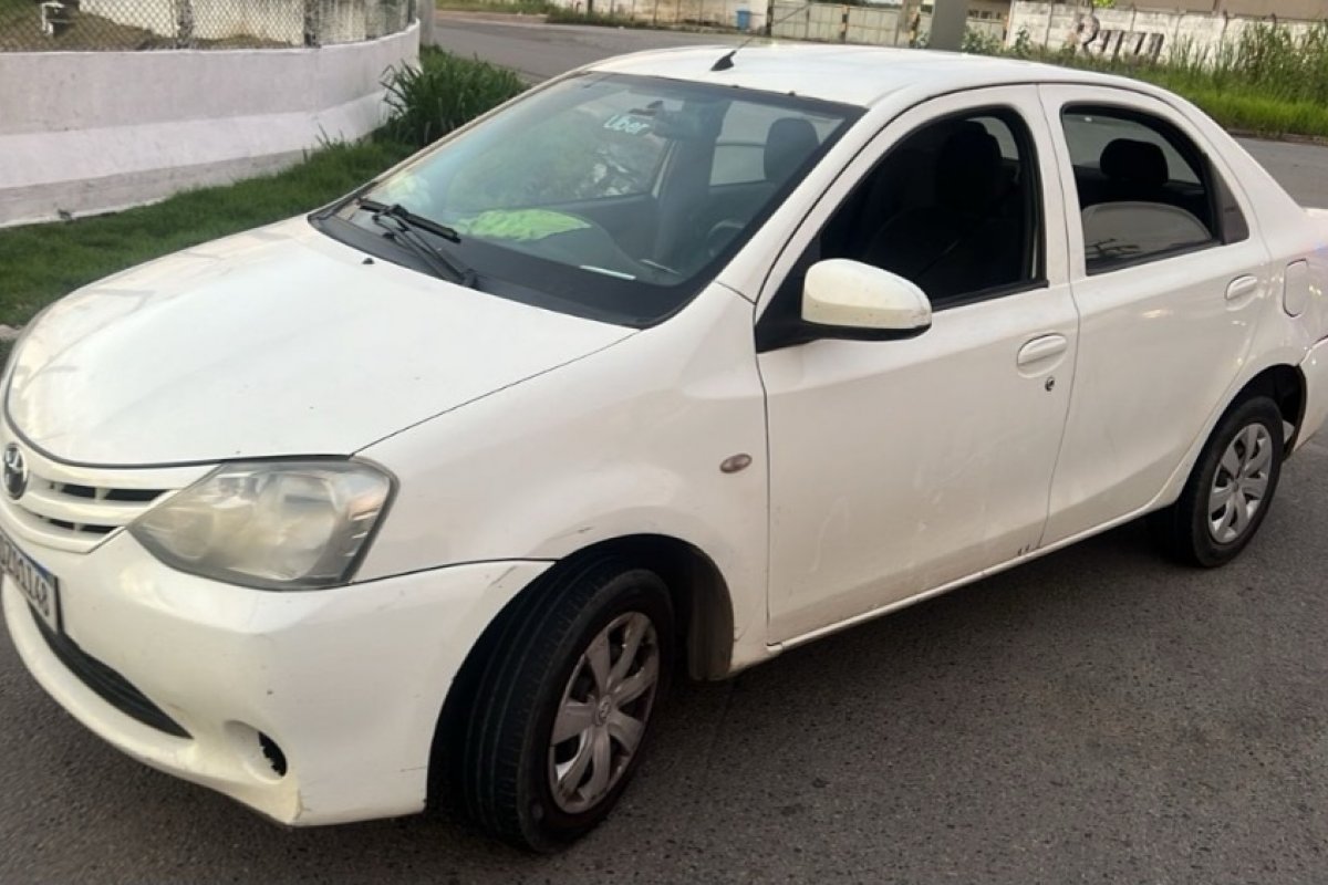 Carro roubado é recuperado pela PM em Valéria