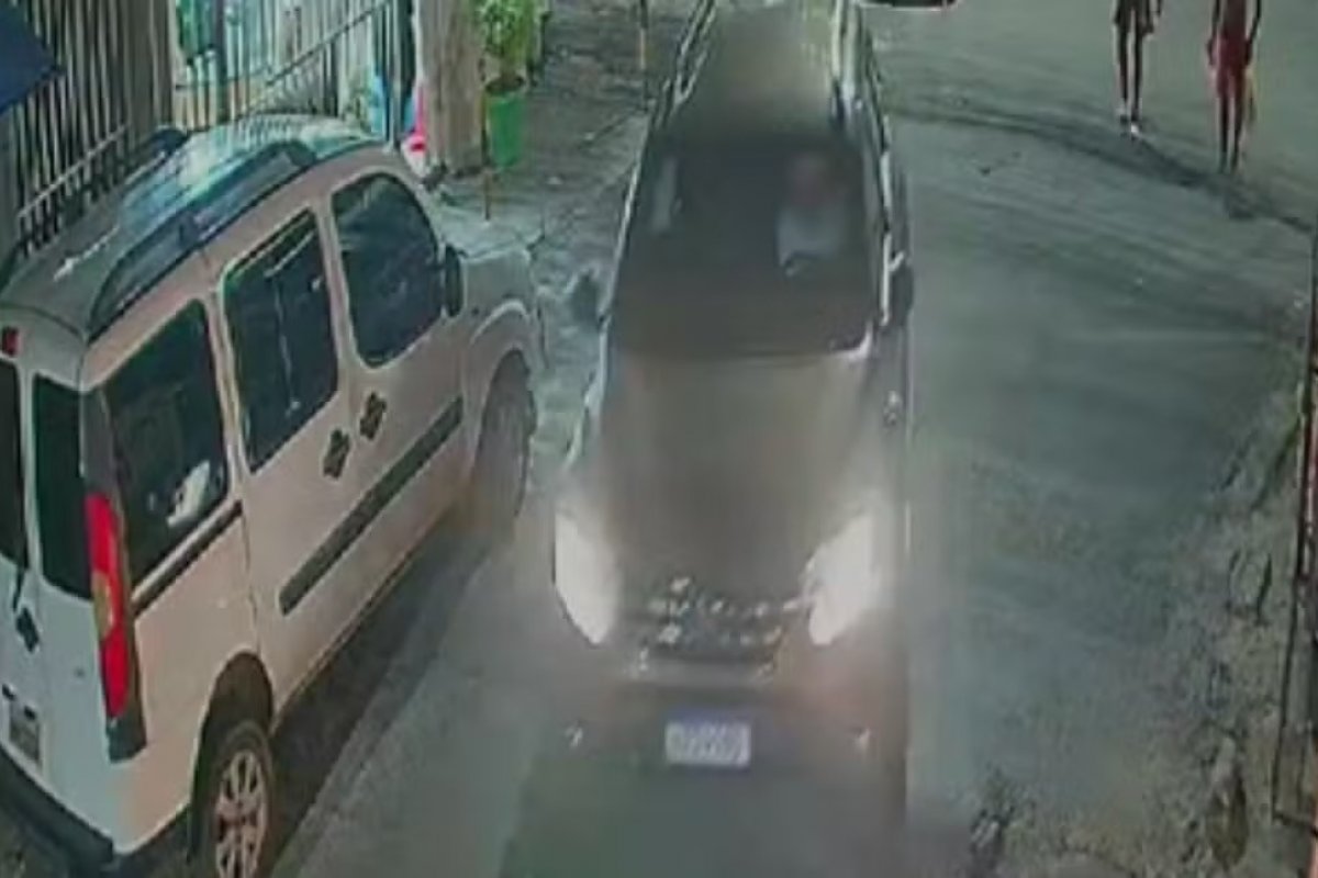 Fiéis têm carro roubado enquanto saiam de igreja no bairro de Itapuã, em Salvador
