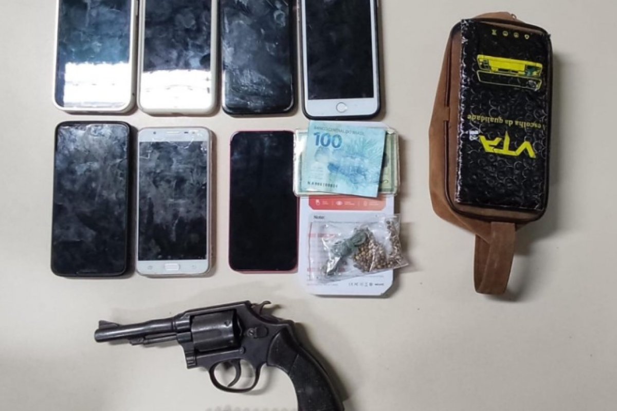 Polícia Militar apreende celulares roubados e arma de fogo em Feira de Santana
