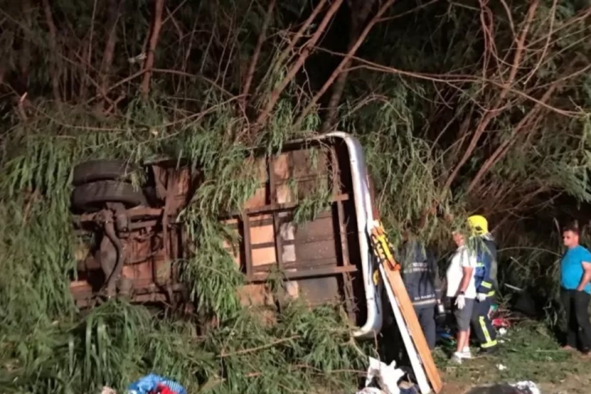 Três morrem após ônibus tombar no PR; grupo voltava de evento religioso