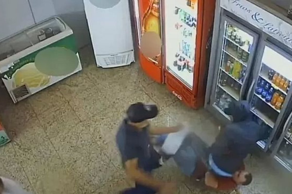 Pai e filho reagem a assalto em supermercado e morrem baleados no RS