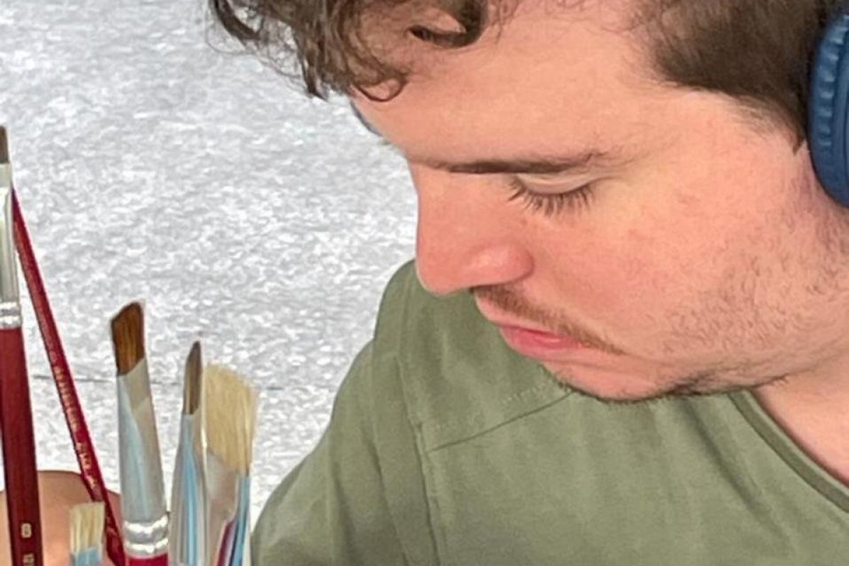 Jovem autista e artista plástico Bernardo Ribeiro Tochilovsky, lança exposição na capital baiana!