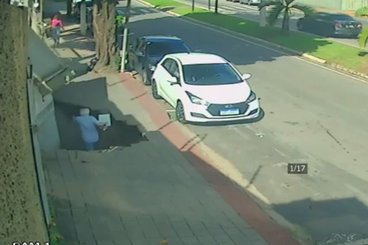 Vídeo: homem é engolido por cratera em Cachoeiro de Itapemirim, no Espírito Santo