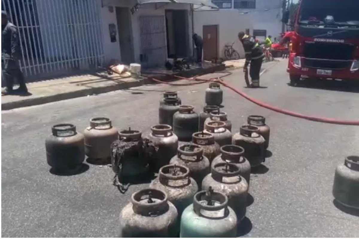 Incêndio atinge fábrica de biscoitos e deixa duas pessoas feridas