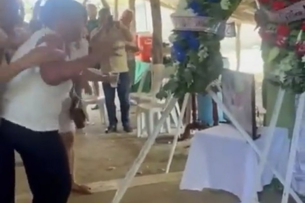 Vídeo: Coroa de flores se mexe sozinha em velório e assusta familiares na República Dominicana