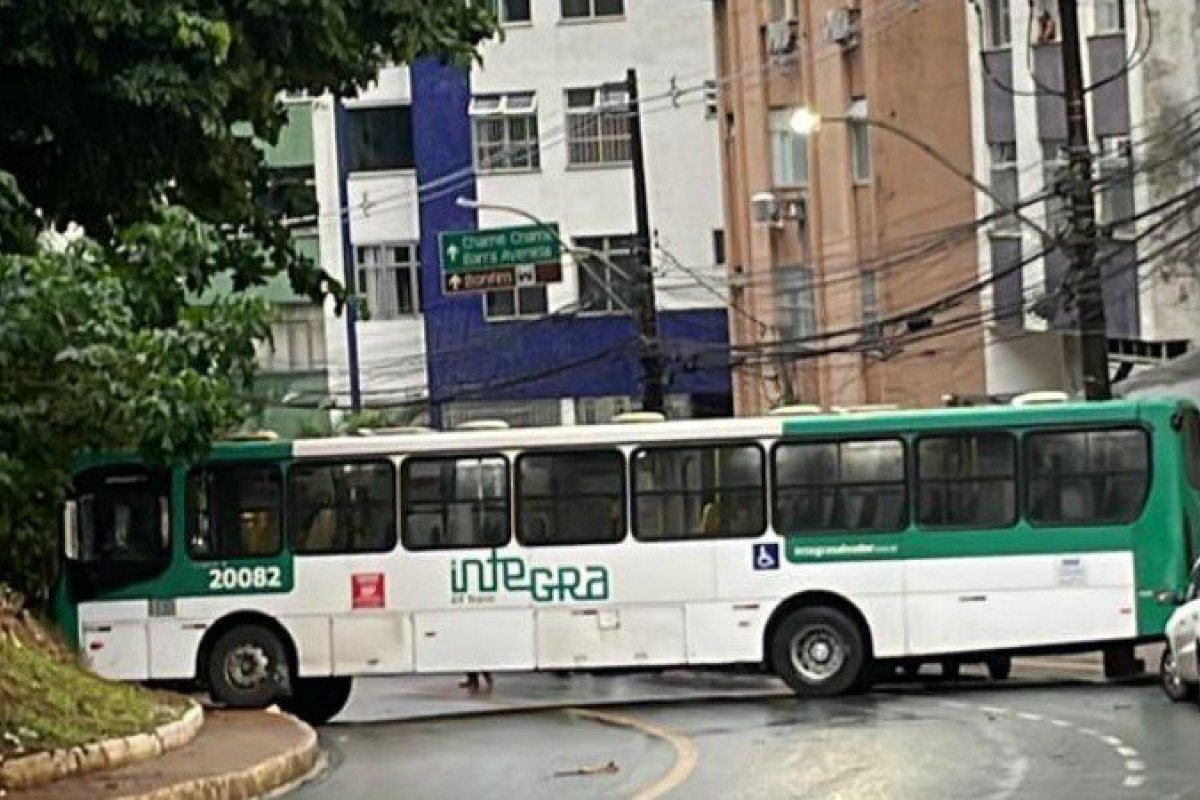 Vídeo: ônibus derrapa e motorista perde controle no Morro do Gato, em Salvador