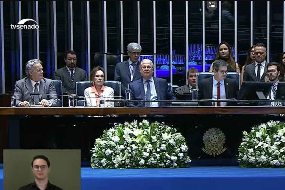 Cassado em 2005, Zé Dirceu volta ao Congresso para discursar sobre democracia