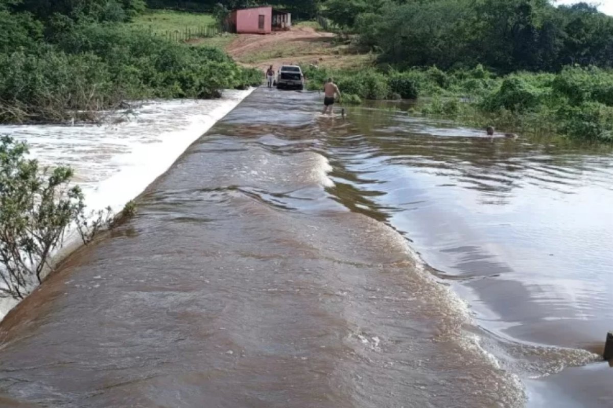 Barragem rompe no interior do Piauí e deixa comunidades isoladas