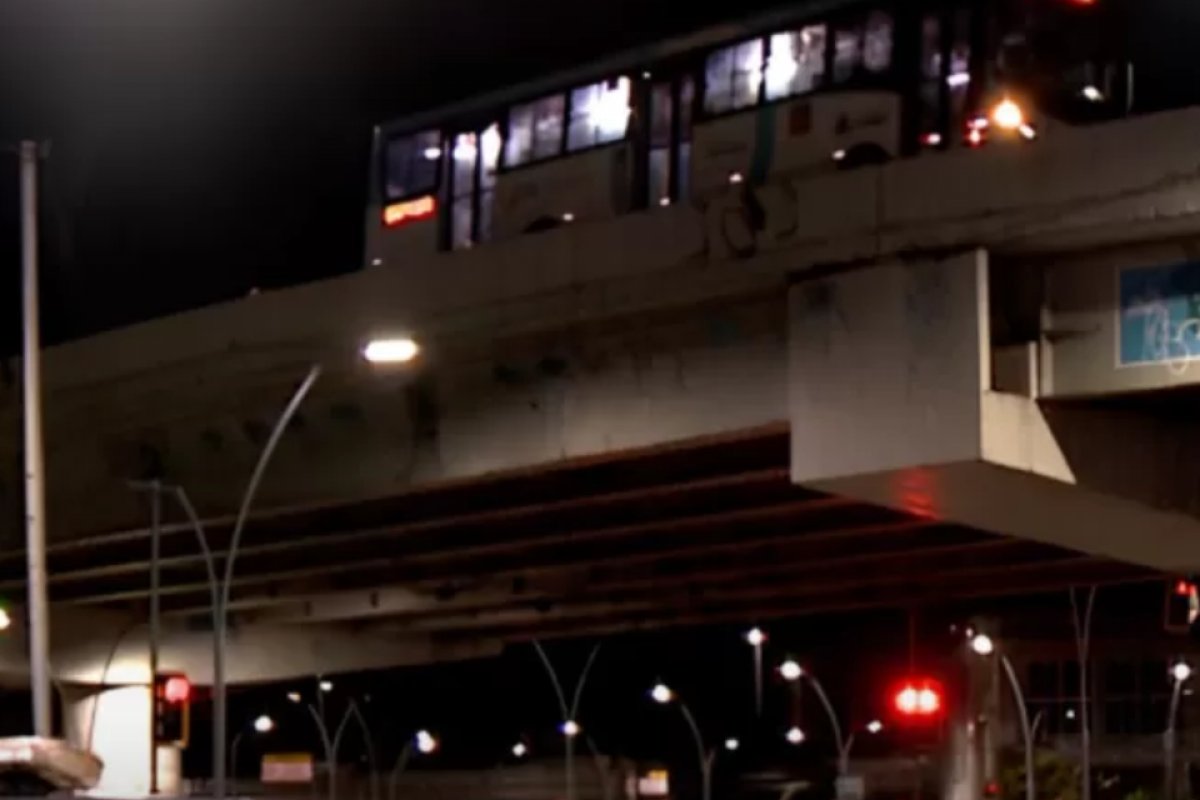 Passageiro de ônibus morre ao cair de viaduto durante briga com assaltante