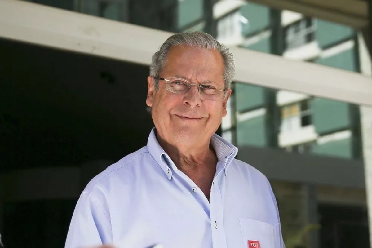 Dirceu volta ao Congresso após 19 anos e revive beija-mão no Lula 3