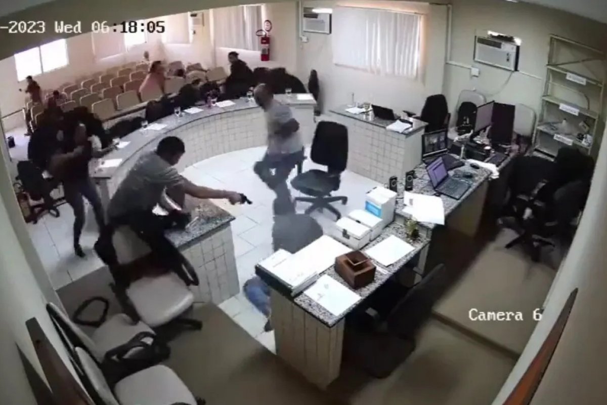 Vídeo: Homem atira em réu durante a sessão do júri em Pernambuco por vingança