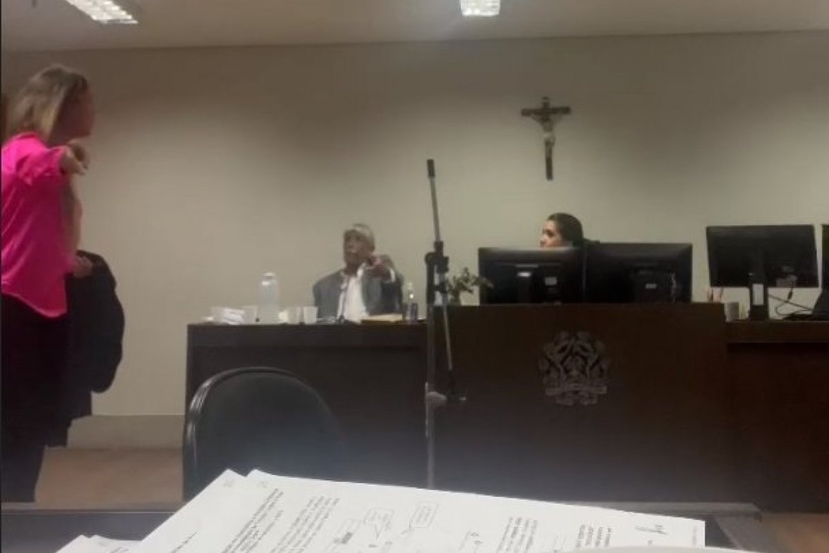 Vídeo: Durante audiência, promotor chama advogada de “galinha” em Minas Gerais