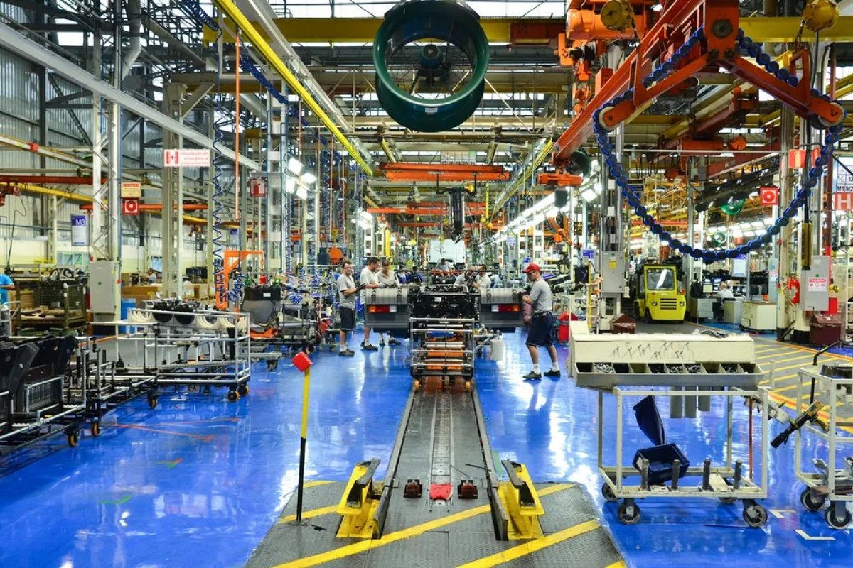 Produção industrial cai 0,3% em fevereiro, revela IBGE