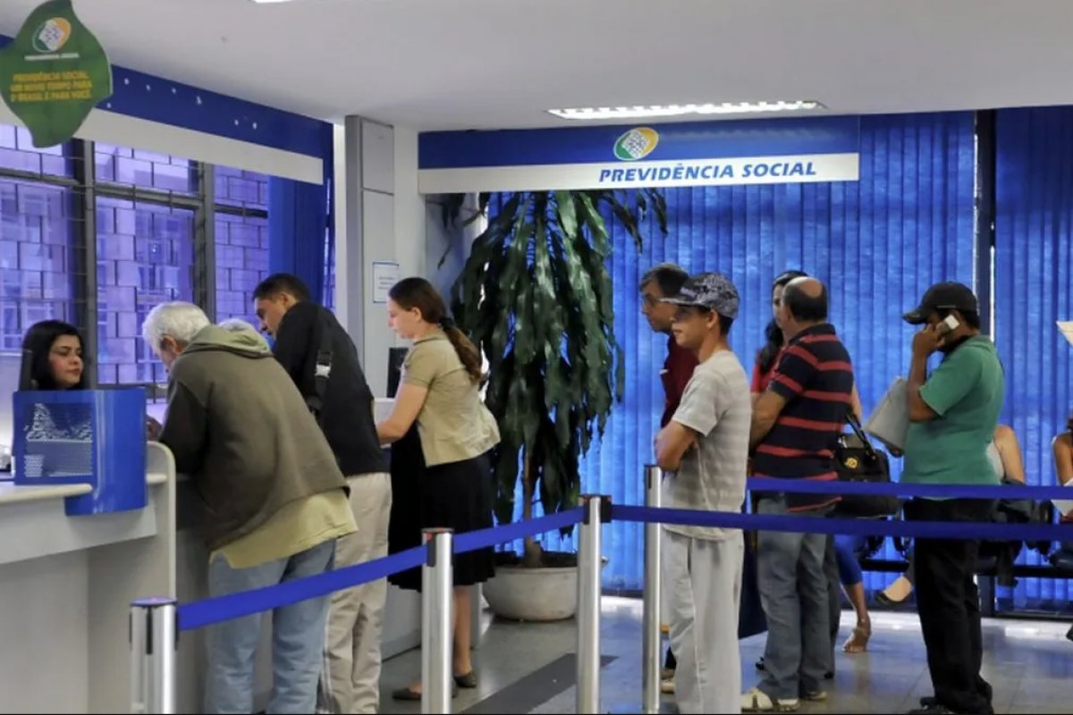 Redução de 50% nos servidores do INSS causa queda de atendimento ao mês, aponta TCU