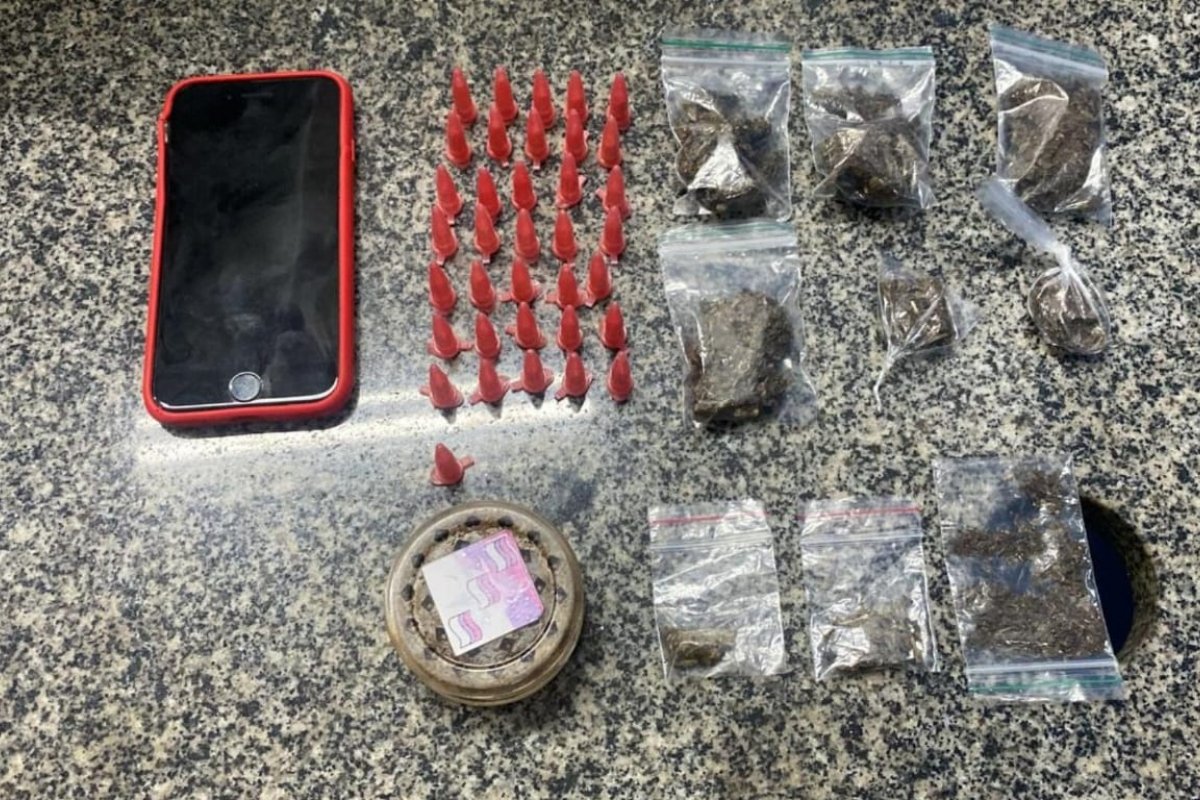 Homem é preso pela PM com drogas em Simões Filho