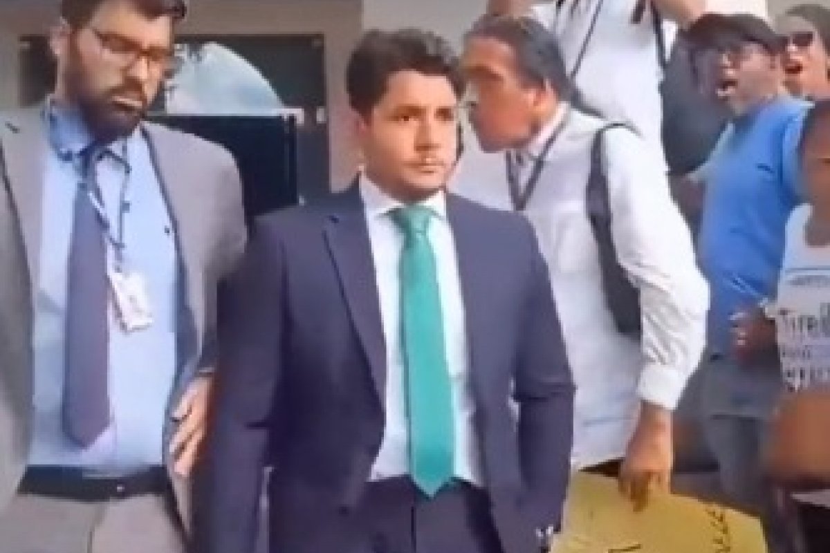 Video: Duda Sanches recebe água na cara após aprovação de reajuste de servidores na Câmara