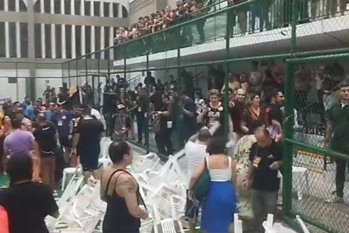 Vídeo: Assembleia de professores vira briga generalizada no Ceará