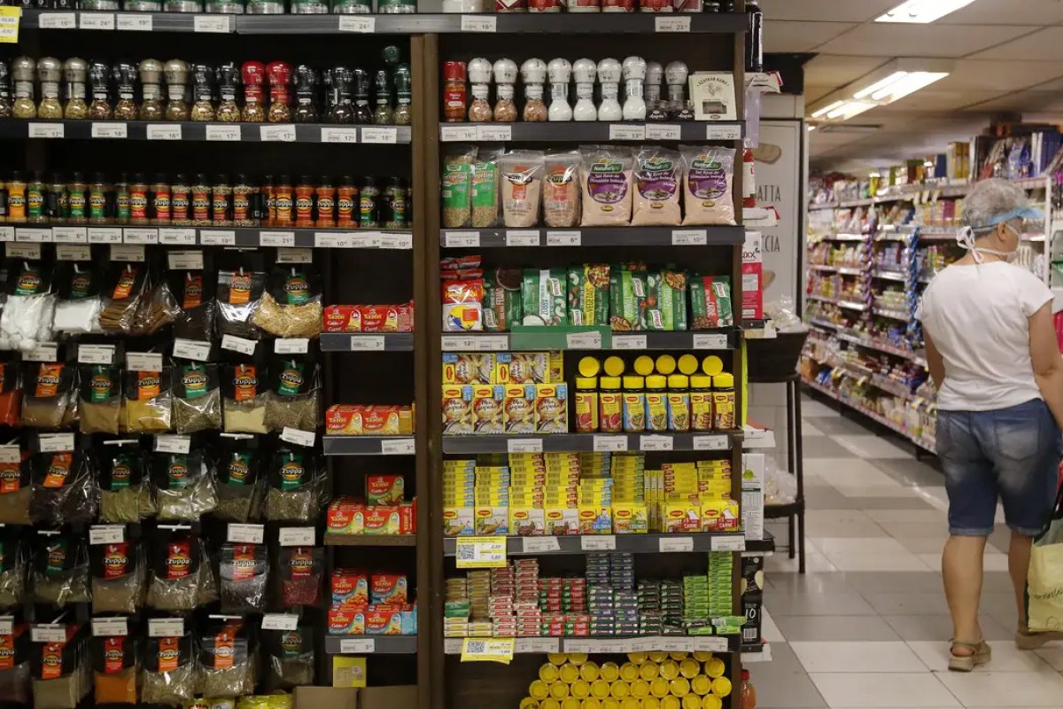 Moradores da periferia consomem mais ultraprocessados e tem dieta menos saudável, aponta estudo