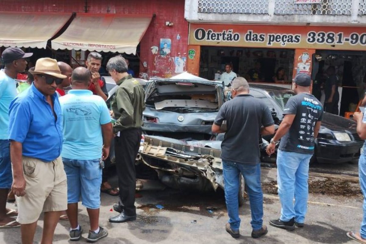 Caminhão perde o controle em ladeira e atinge carros na Baixa de Quintas, em Salvador