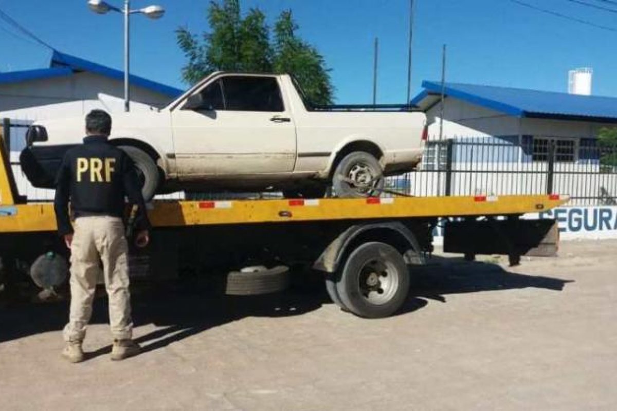 PRF recupera carro roubado há dois anos em Capim Grosso