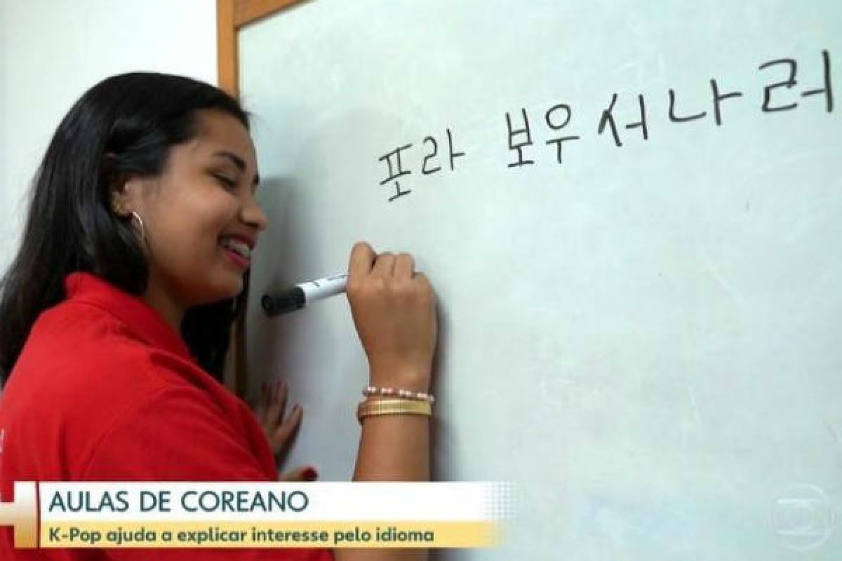 Aluna faz pegadinha e escreve 'Fora Bolsonaro' em coreano no Jornal Hoje