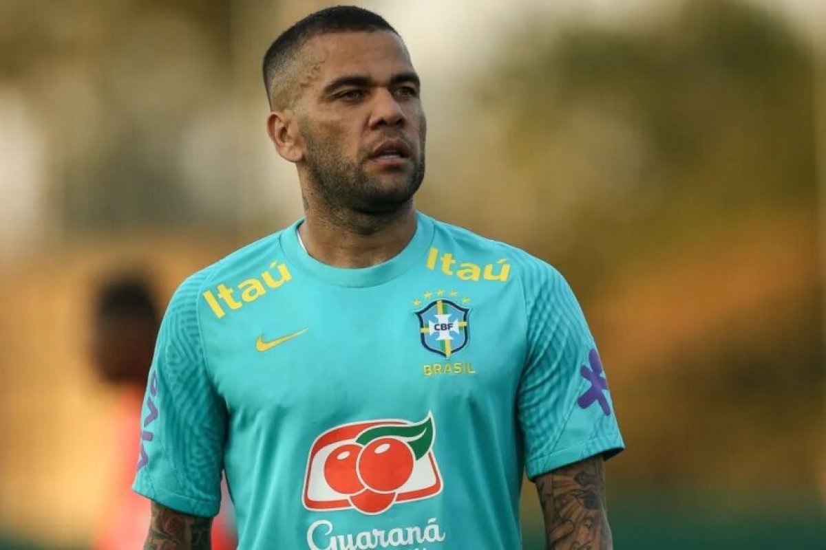 Daniel Alves usa Instagram pela 1ª vez após deixar prisão para negar entrevista a jornal espanhol
