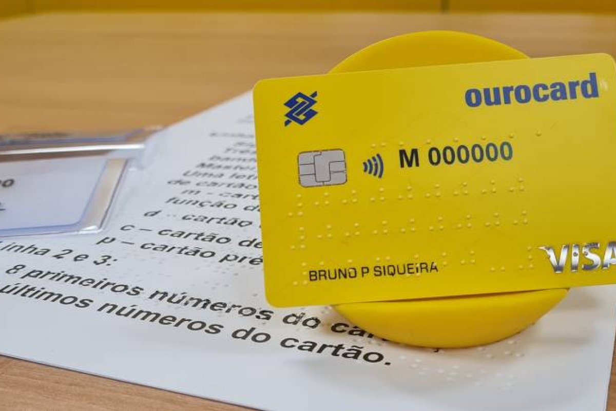 Banco do Brasil lança primeiro cartão impresso em braile do Brasil
