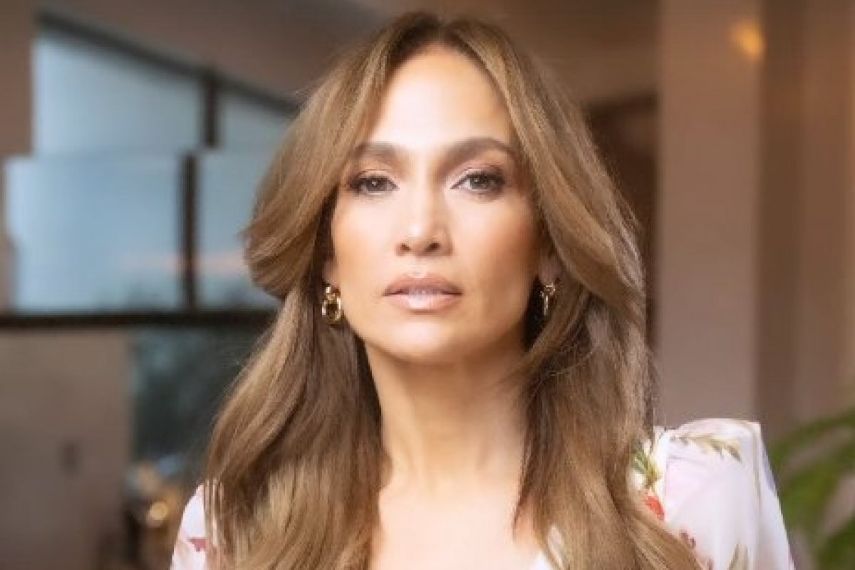 Jennifer Lopez usa vestido de grife brasileira em campanha de sua marca de bebidas!
