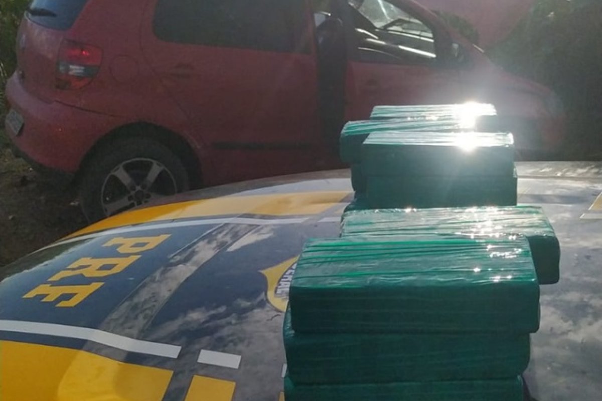 Homens abandonam carro e PRF apreende veículo e drogas