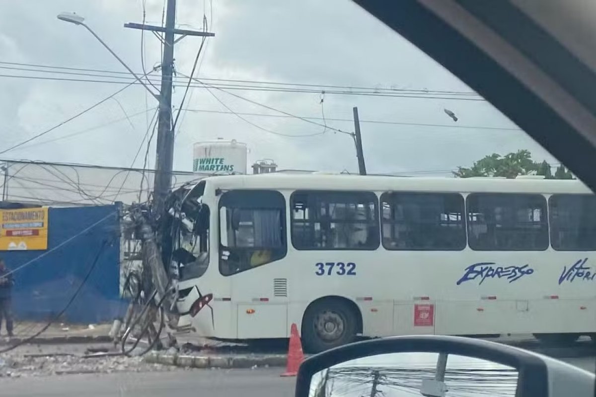 Acidente com ônibus causa engarrafamento na Região Metropolitana de Salvador